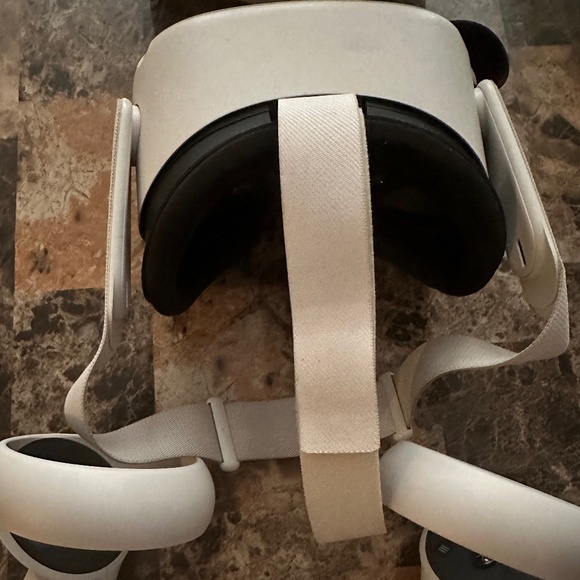 Oculus Quest 2 - Picture 1 of 6